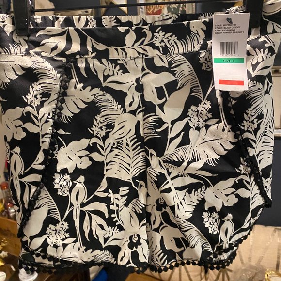 Jessica Simpson- NWT Silky Flower Shorts - Picture 1 of 3